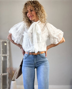 Blusa_encaje_blanca_y_jeans