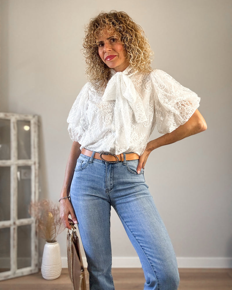 Blusa encaje blanca y jeans